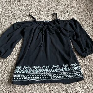 Cute off the shoulder 3/4 sleeve printed top!